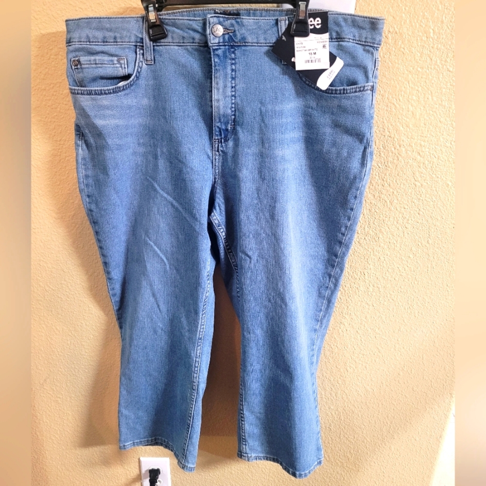 💥3/$24 NWT‎ Lee Light Wash Mid Rise Capris